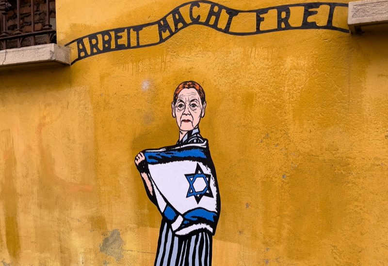 “Arbeit macht frei”, stessa scritta in molti campi di concentramento, “Il lavoro rende liberi”